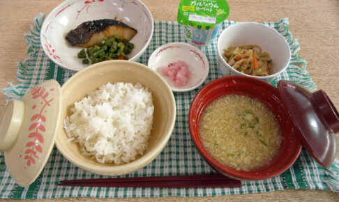 銀だらの照り焼き（左上）などの昼食