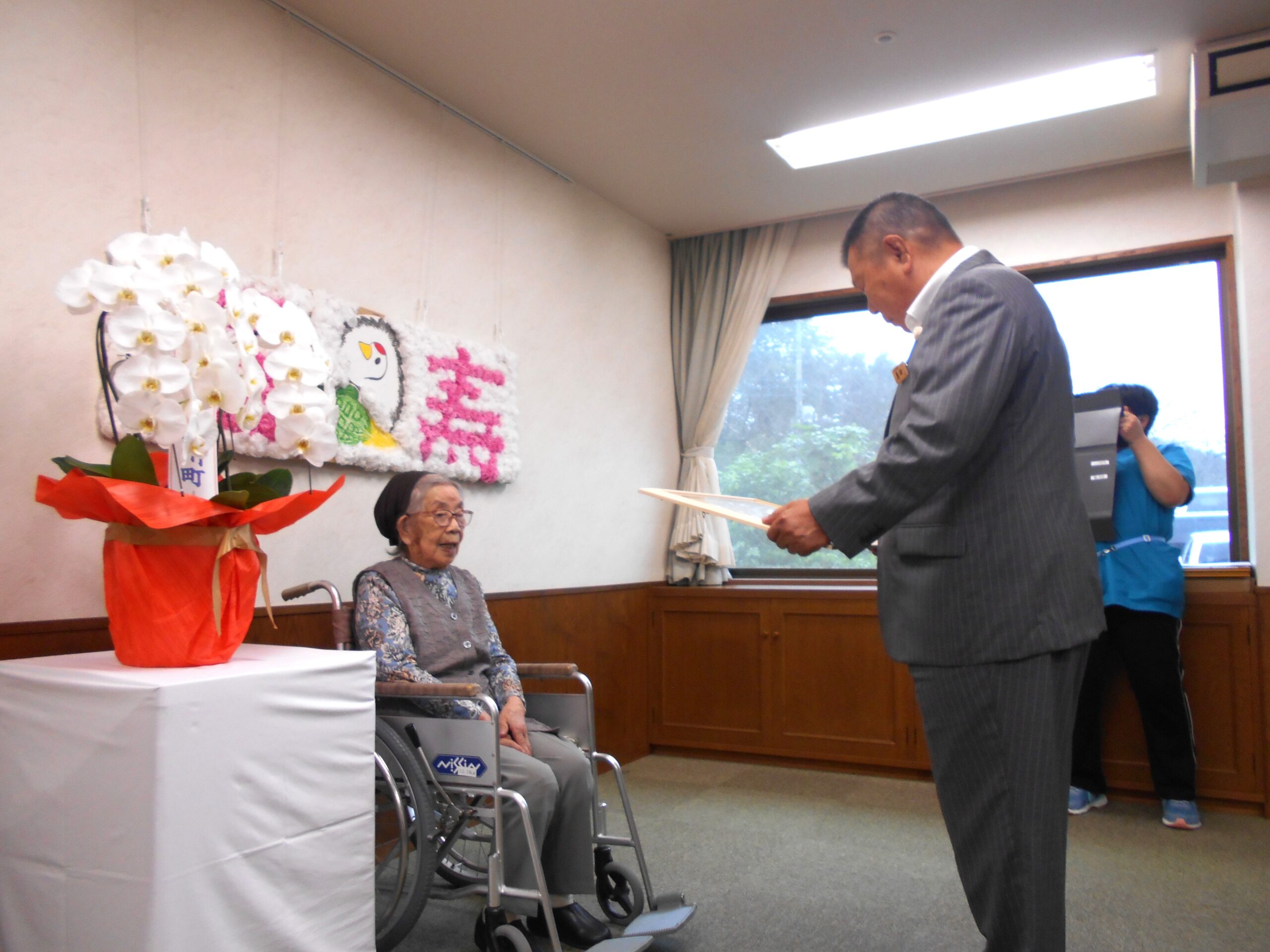 吉澤さい様に100歳のお祝いのお花が小川町から贈呈されました。